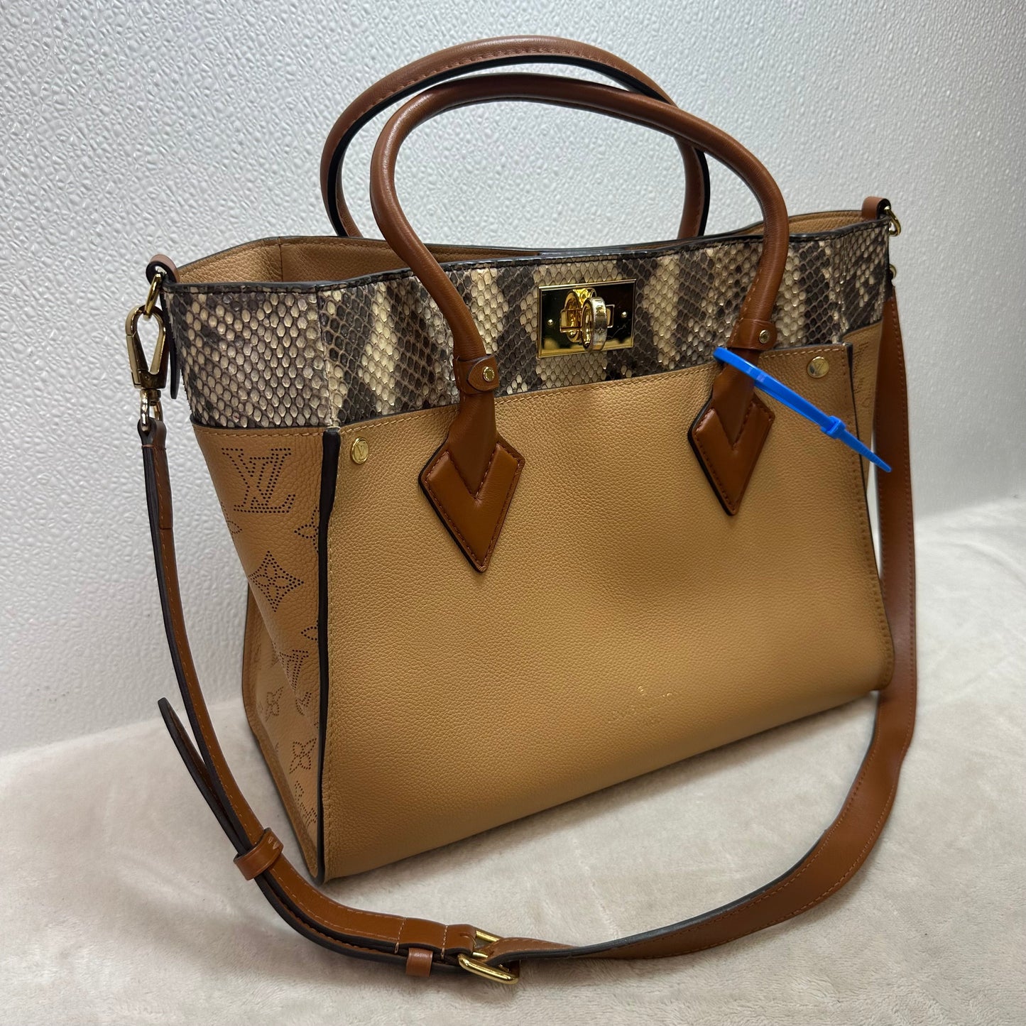 Handbag Luxury Designer By Louis Vuitton, Size: Medium