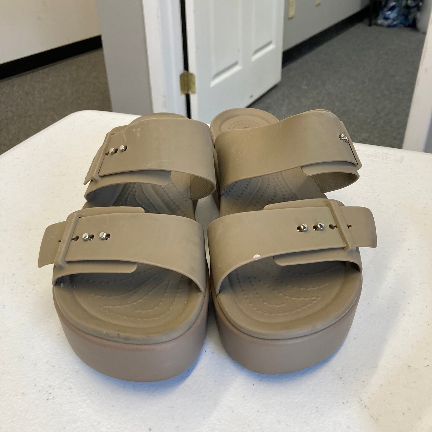 Sandals Heels Platform By Crocs In Tan, Size:10