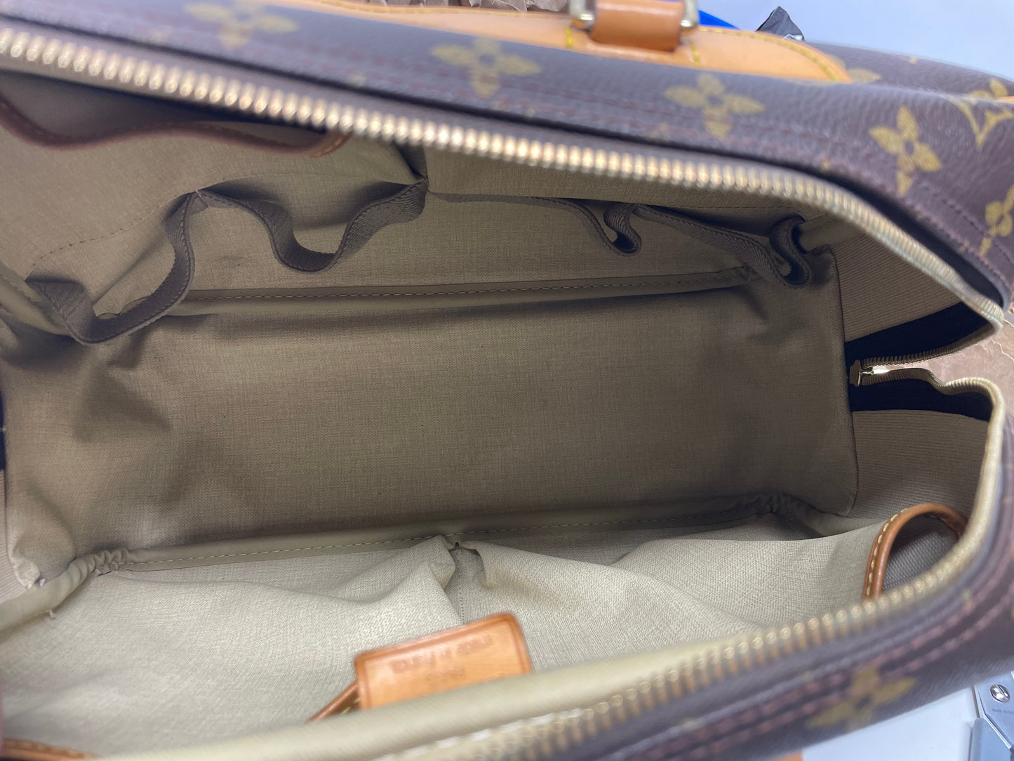 Duffle And Weekender Luxury Designer By Louis Vuitton, Size: Medium