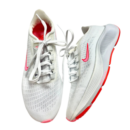 Shoes Athletic By Nike In White, Size: 5