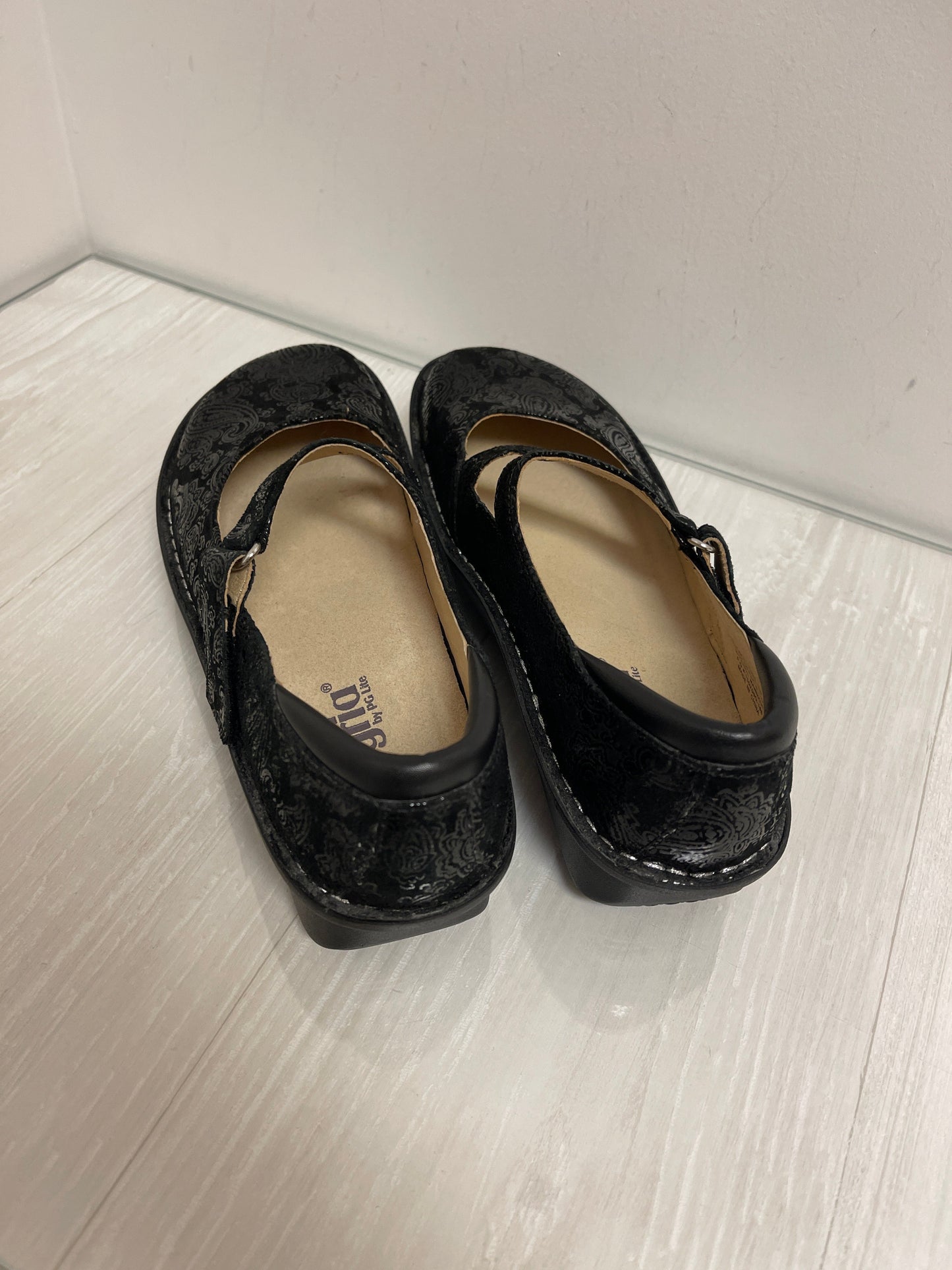 Shoes Flats By Alegria In Black, Size: 8.5