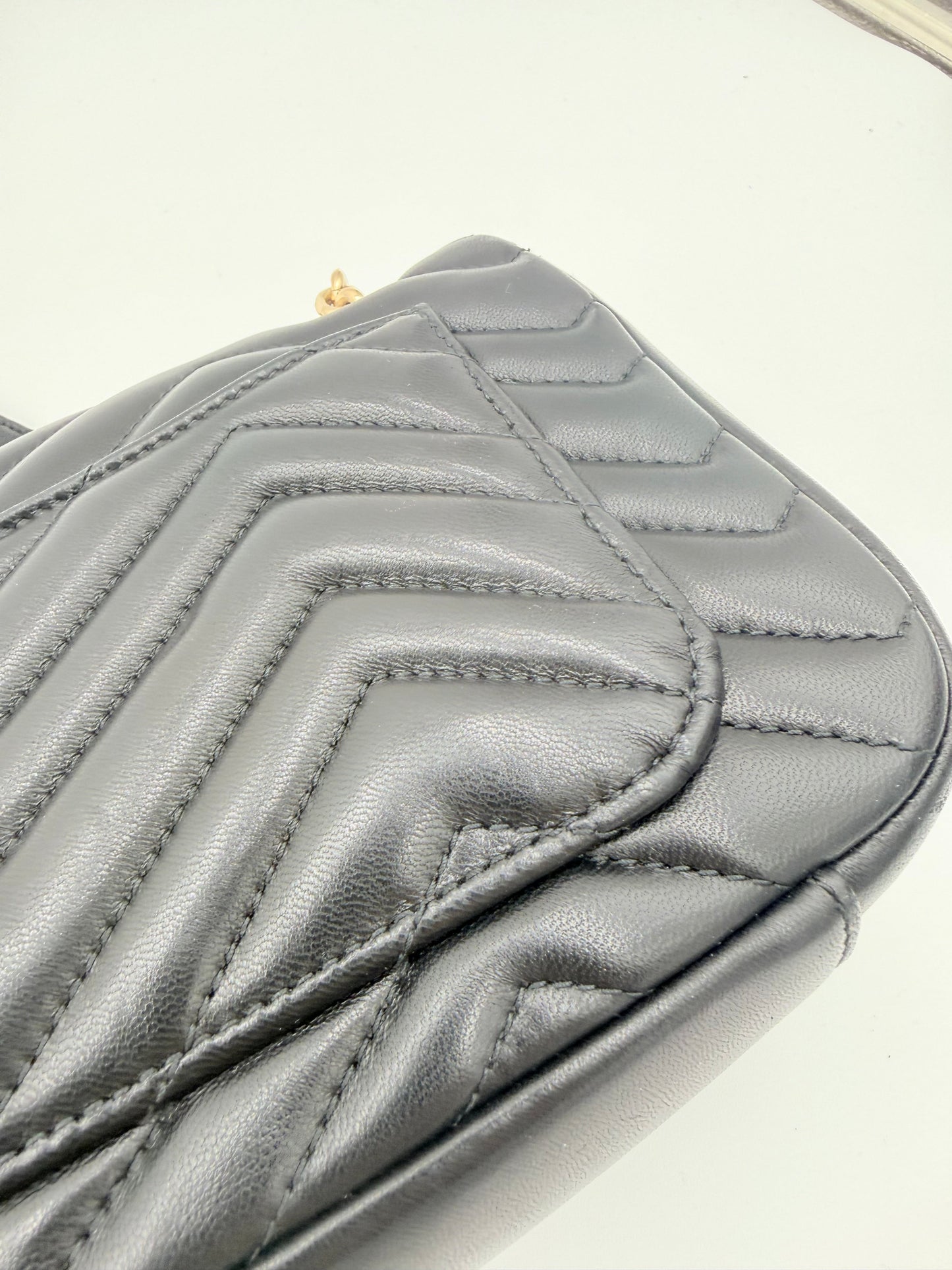 Handbag Luxury Designer By Gucci In Black & Gold, Size:Medium