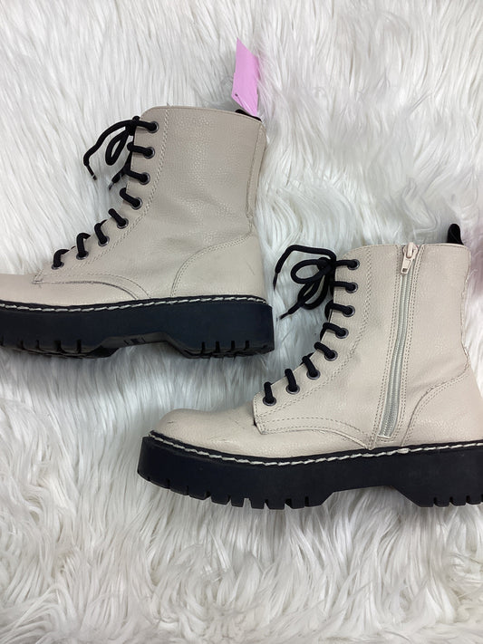 Boots Ankle Flats By Sincerely Jules In Cream, Size:7