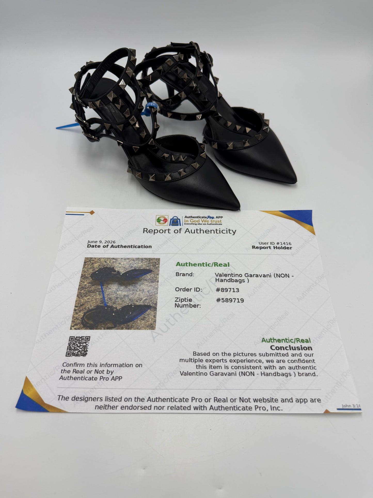 Sandals Luxury Designer By Valentino-garavani In Black, Size: 6.5