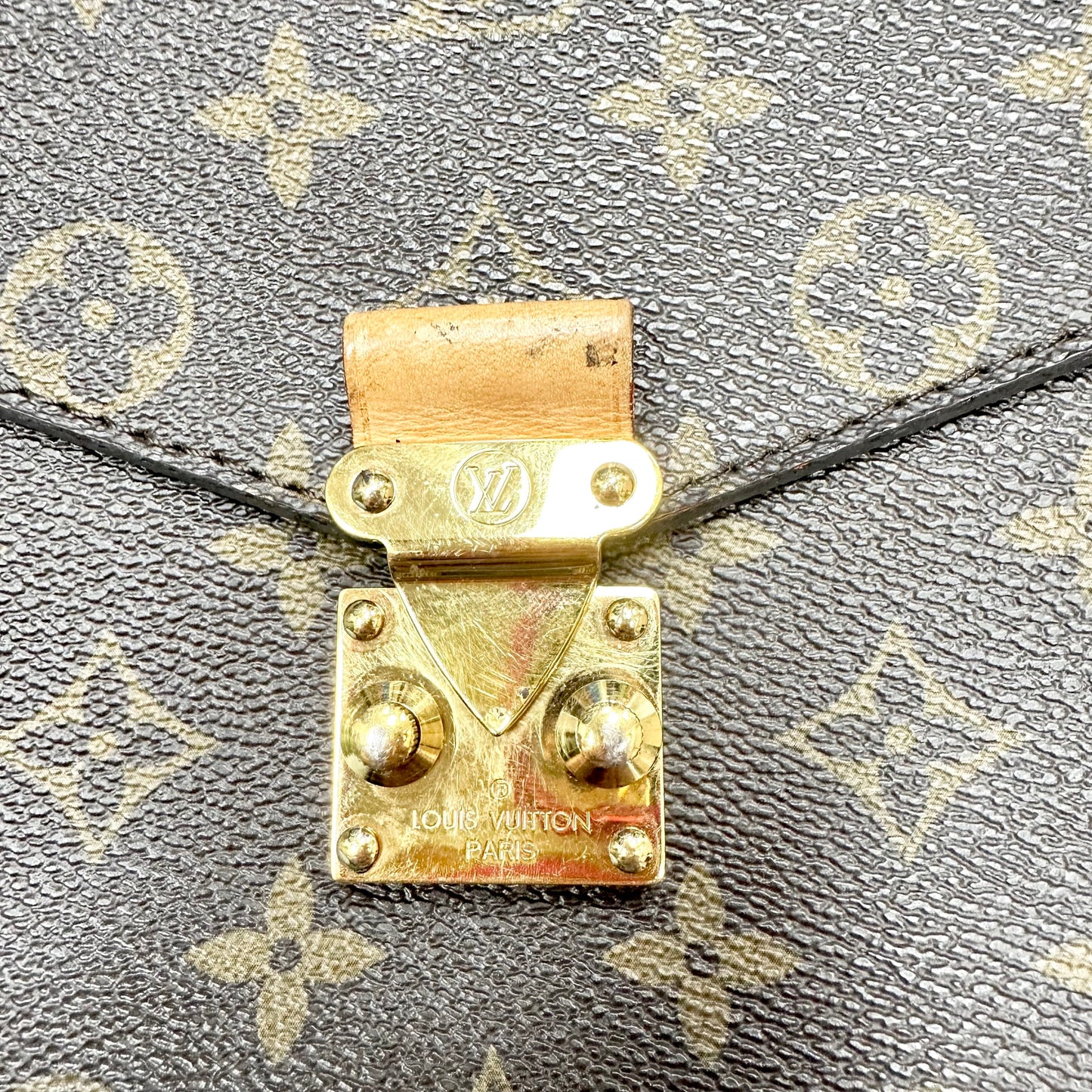 Crossbody Luxury Designer By Louis Vuitton, Size: Medium