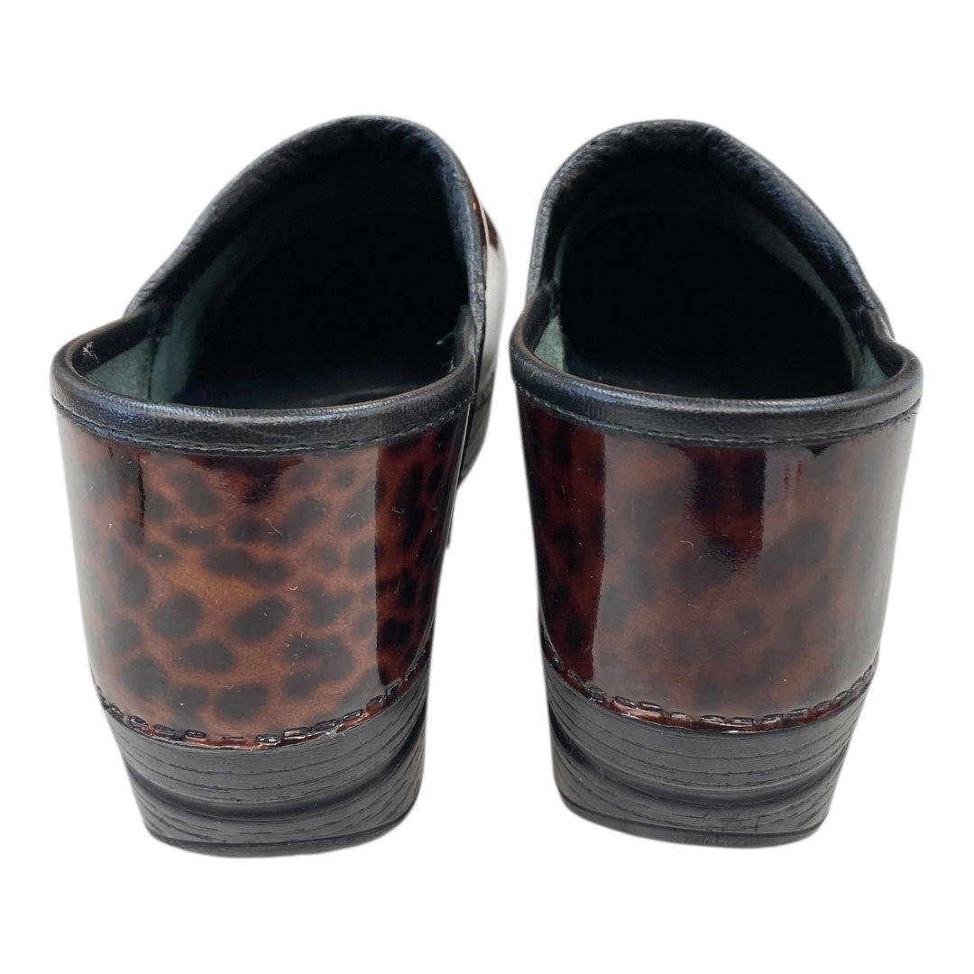 Shoes Flats By Dansko In Animal Print, Size:10