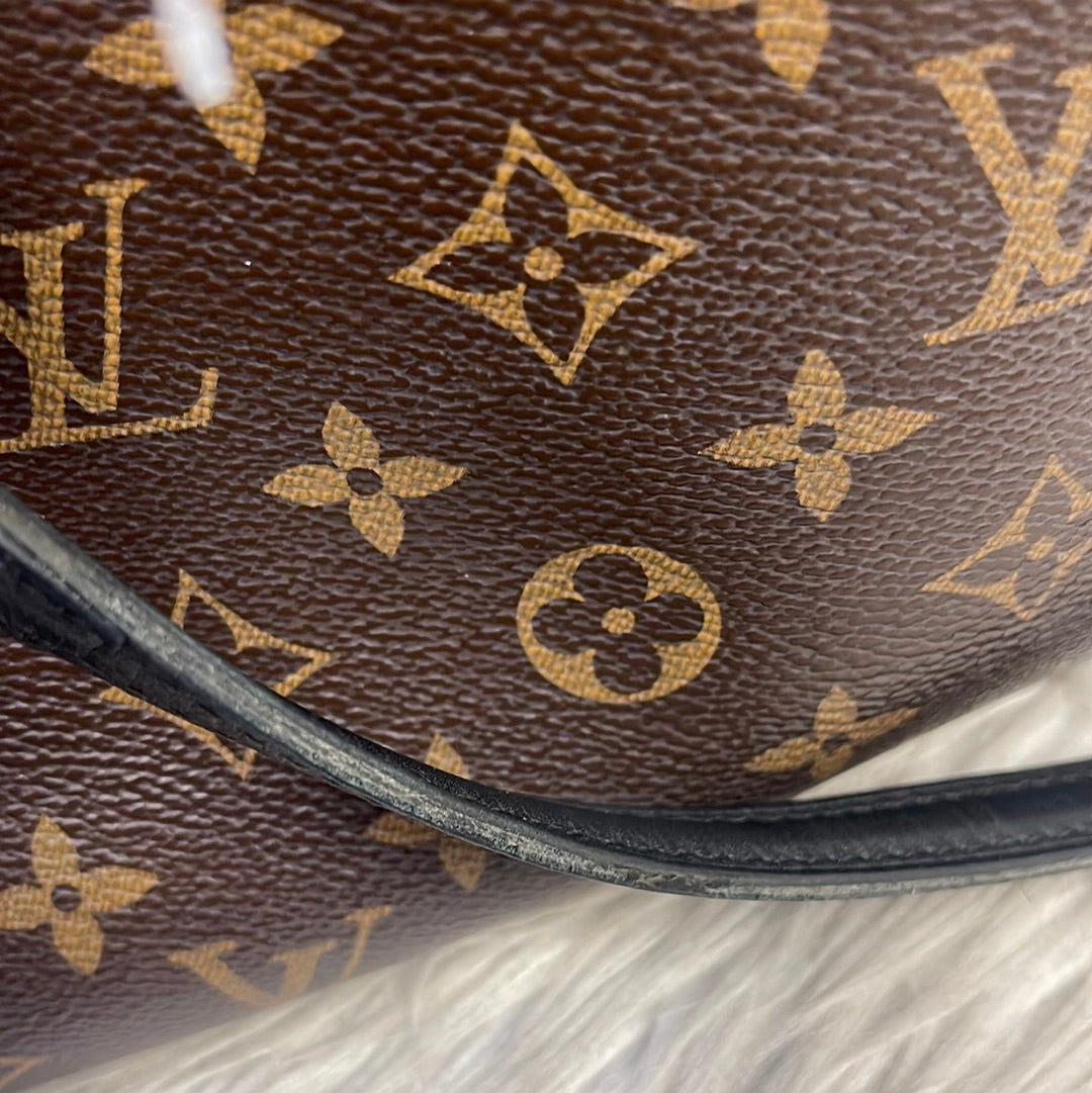 Handbag Luxury Designer By Louis Vuitton  Size: Medium