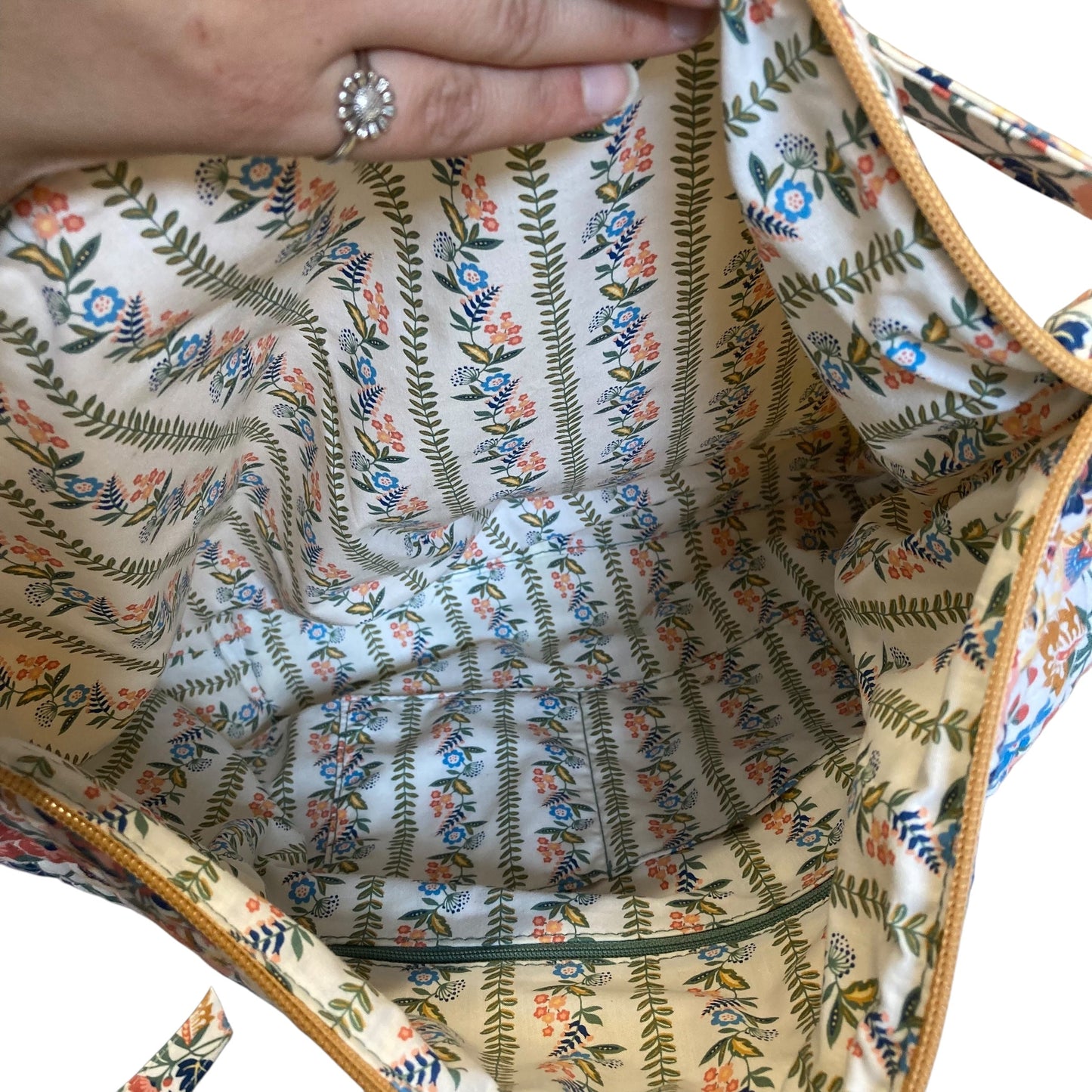 Crossbody By Vera Bradley In Floral Print, Size:Large