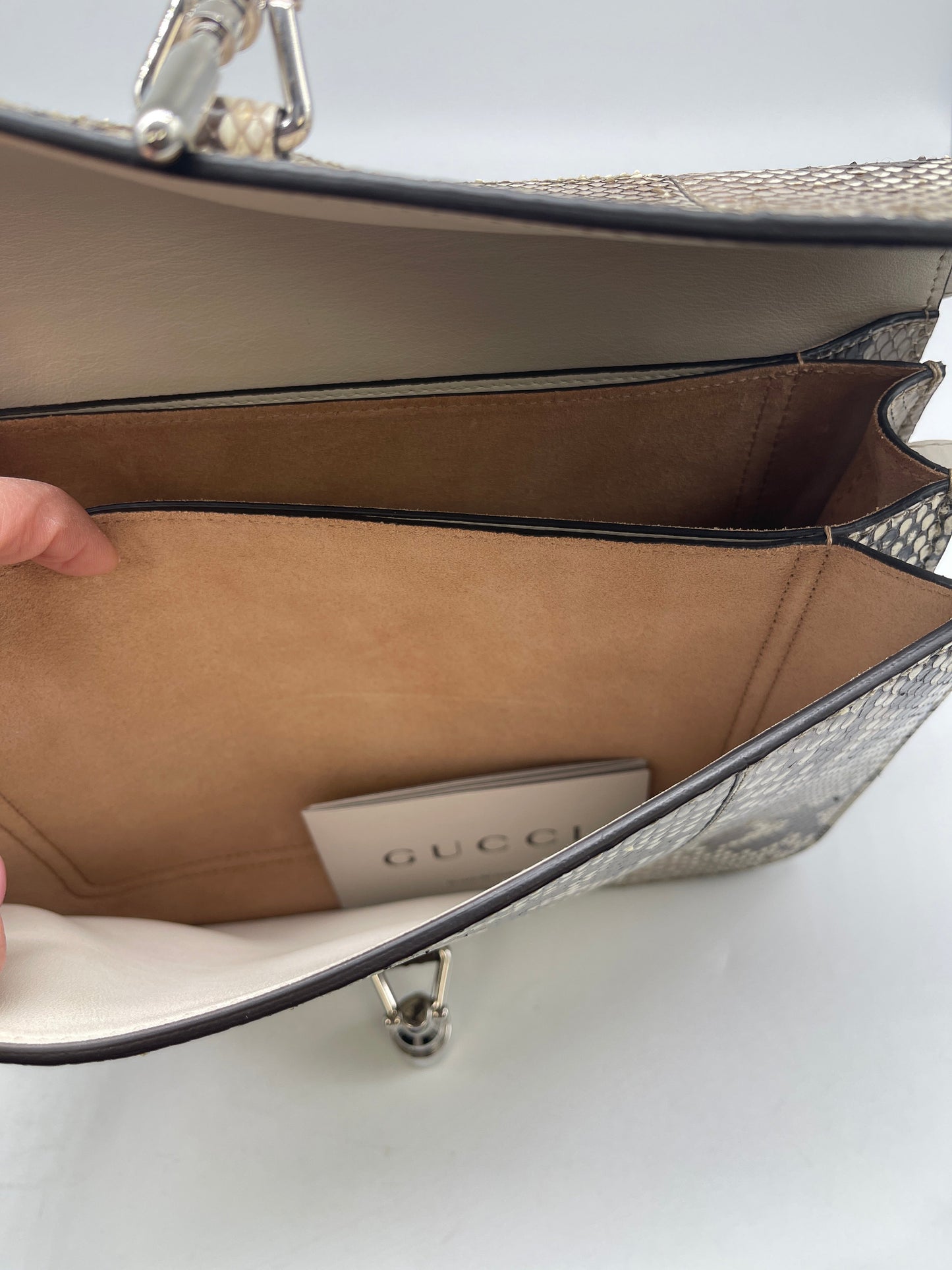 Handbag Luxury Designer By Gucci, Size: Medium