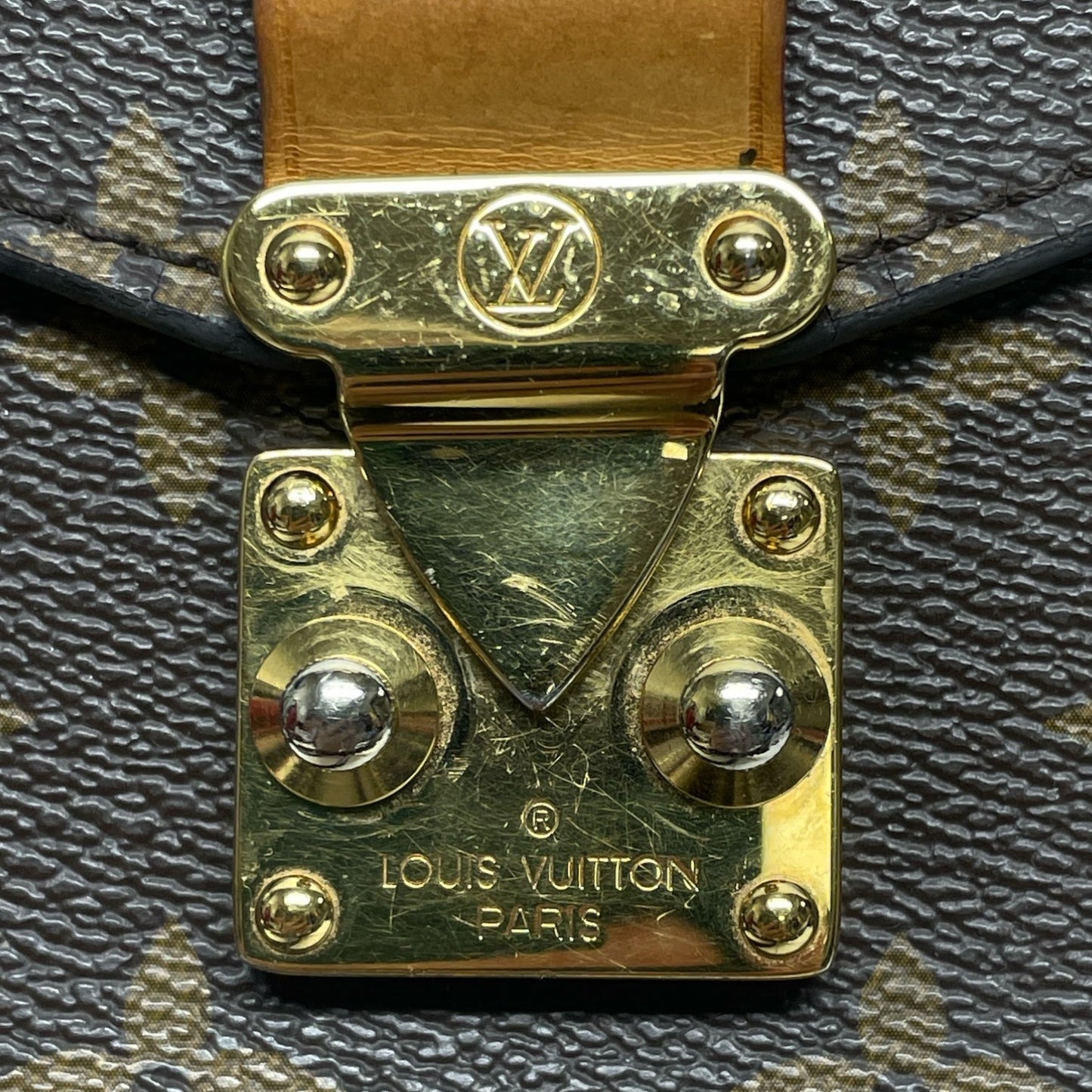 Crossbody Luxury Designer By Louis Vuitton, Size: Medium