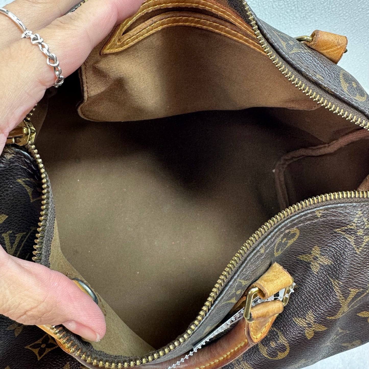 Speedy Handbag Luxury Designer By Louis Vuitton, Size: Medium