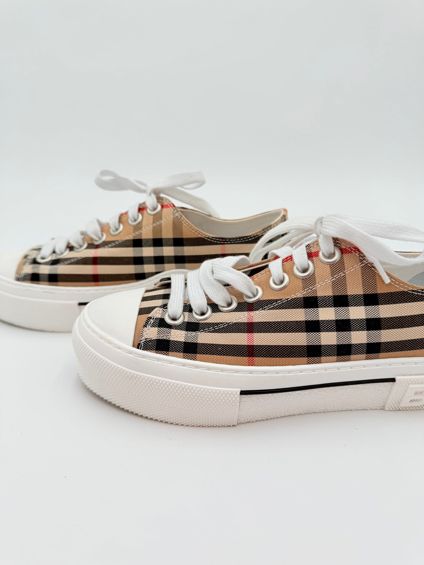 Shoes Luxury Designer By Burberry In Plaid Pattern, Size:8