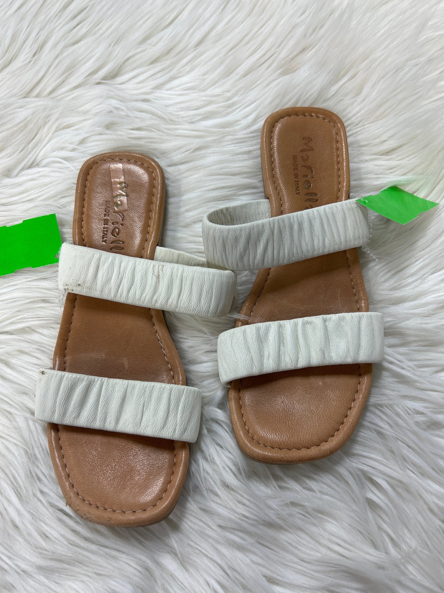 Sandals Flats By Clothes Mentor In Cream, Size:7.5
