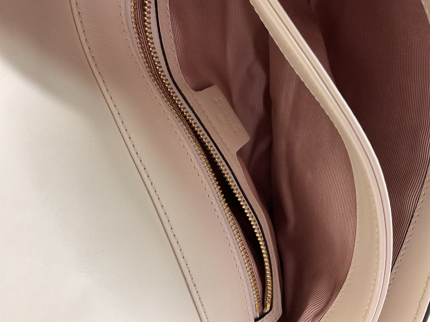 Crossbody Luxury Designer By Gucci In Cream, Size:Medium