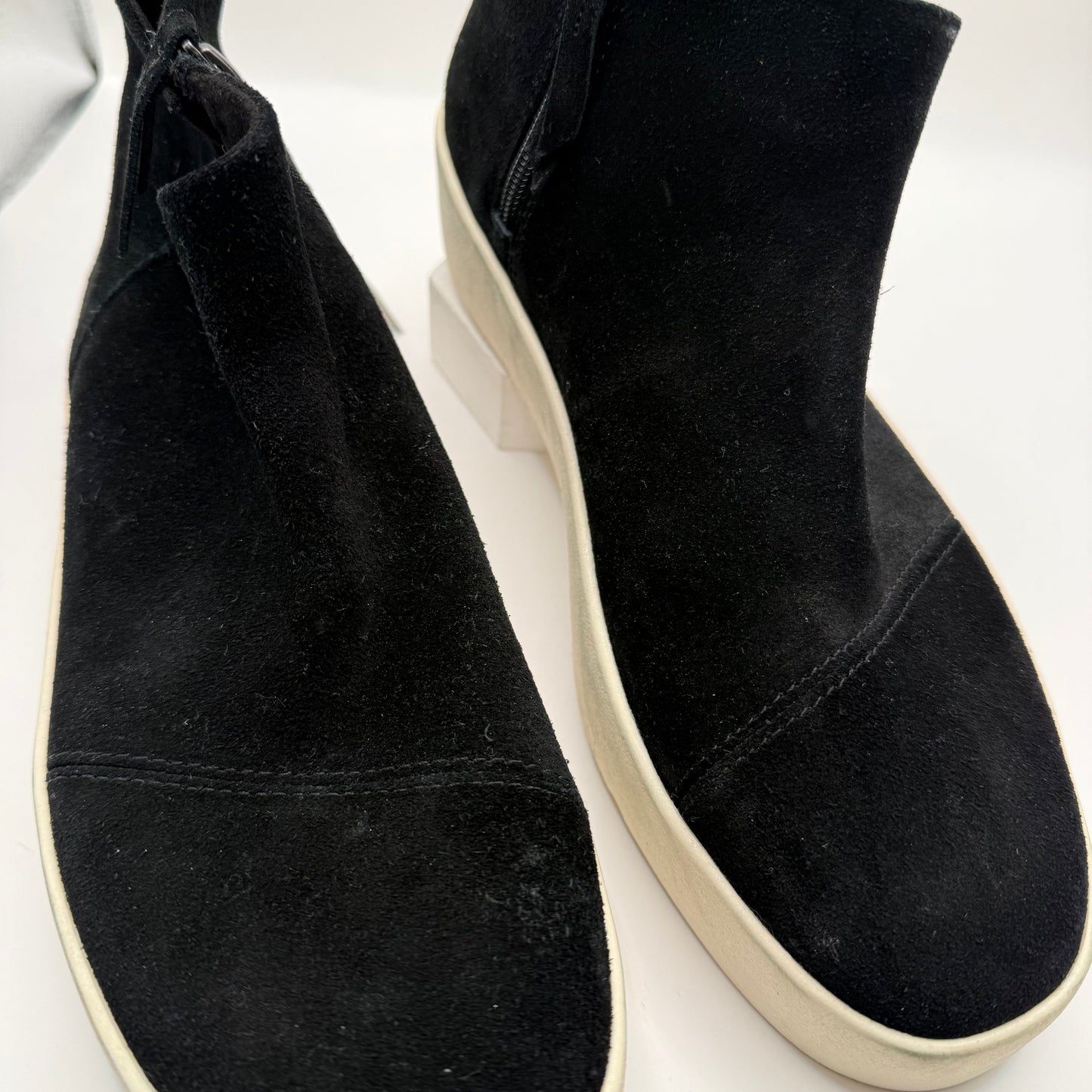 Shoes Sneakers By Toms In Black, Size: 9.5