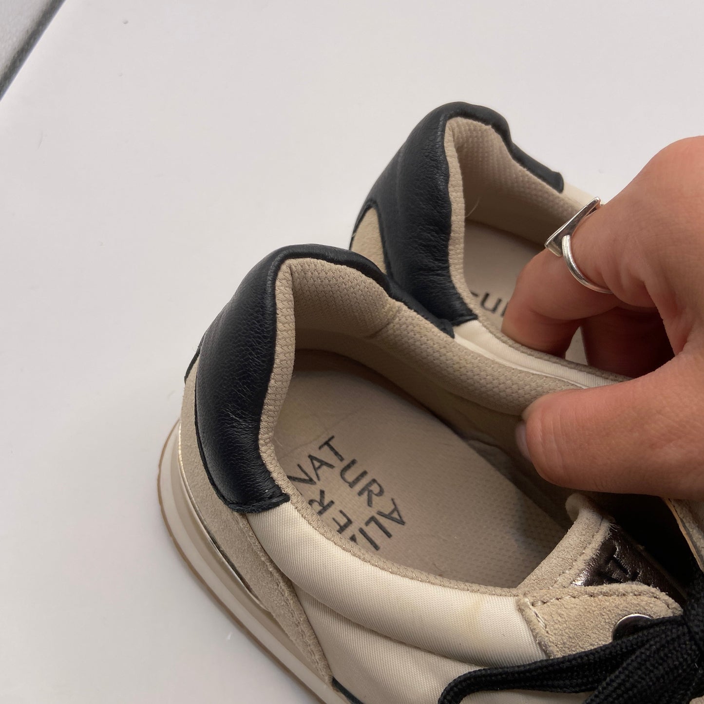 Shoes Sneakers By Naturalizer In Cream, Size: 9
