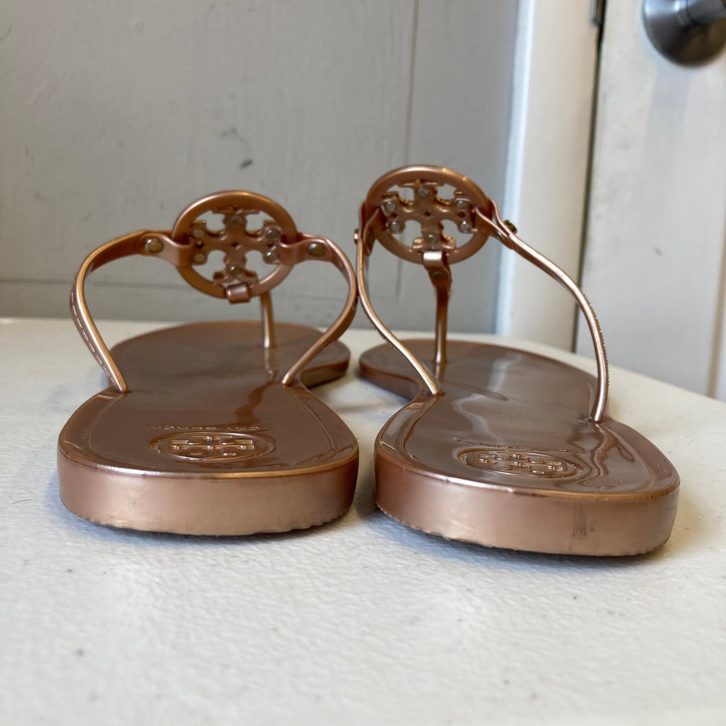 Sandals Designer By Tory Burch In Gold, Size:10