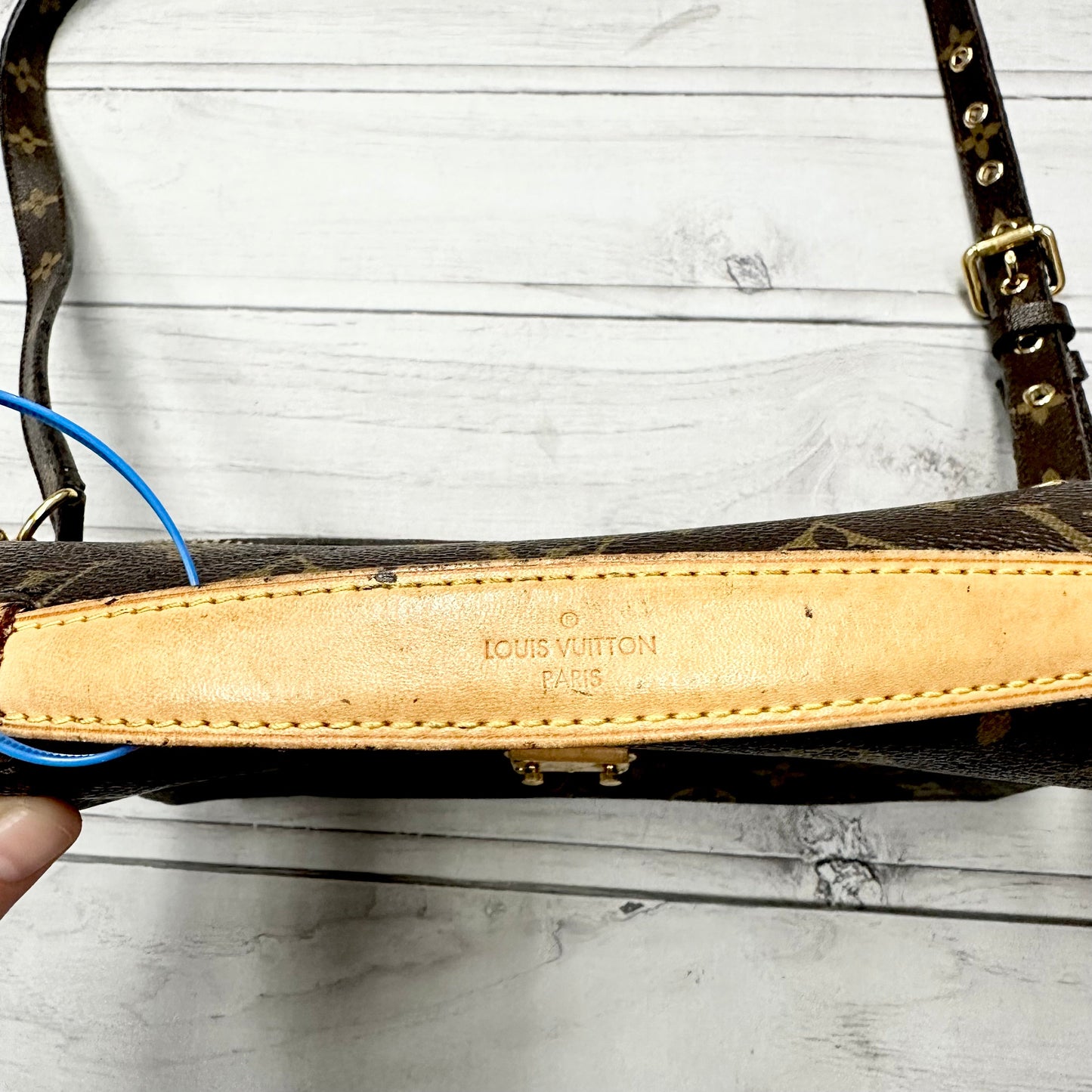 Crossbody Luxury Designer By Louis Vuitton, Size: Medium