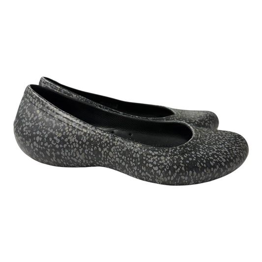 Sandals Flats By Crocs In Grey, Size:7