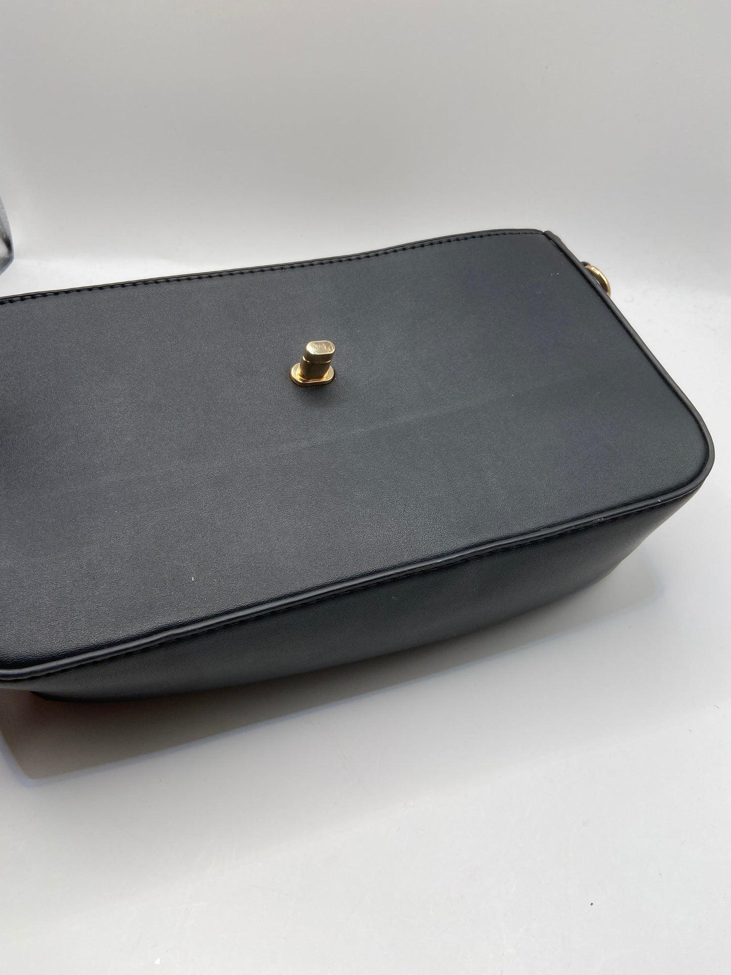 Handbag By Clothes Mentor, Size: Medium