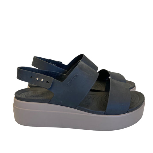 Sandals Flats By Crocs In Black, Size:10