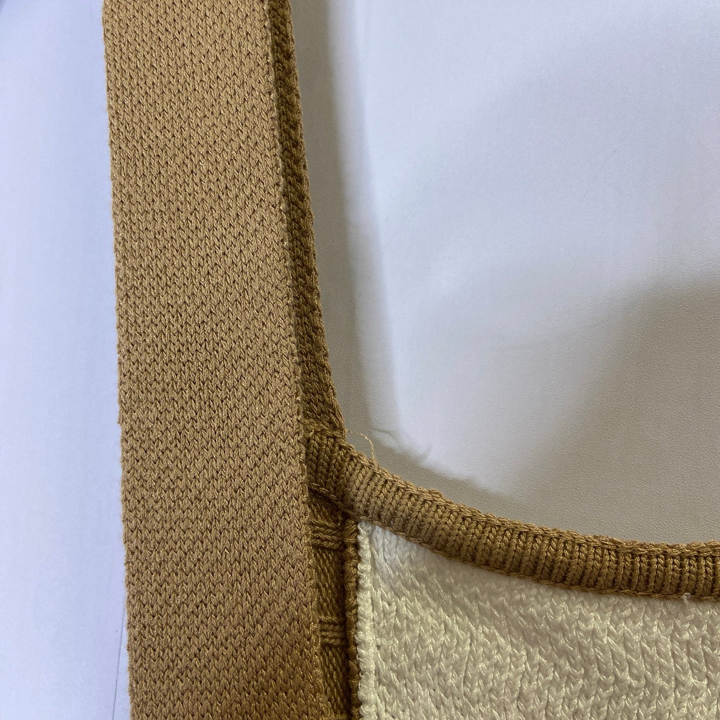 Top Sleeveless By Clothes Mentor In Tan & White, Size: L