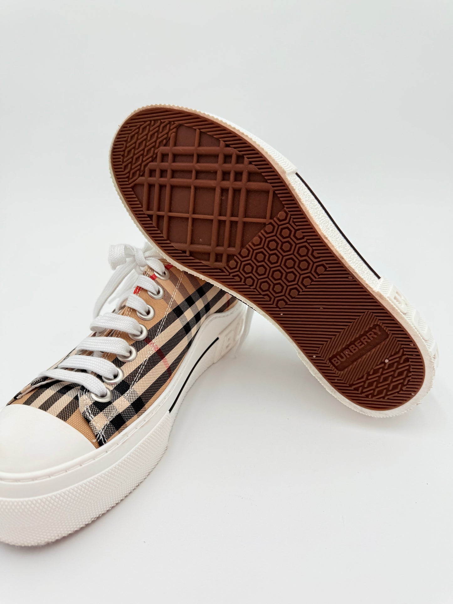 Shoes Luxury Designer By Burberry In Plaid Pattern, Size:8