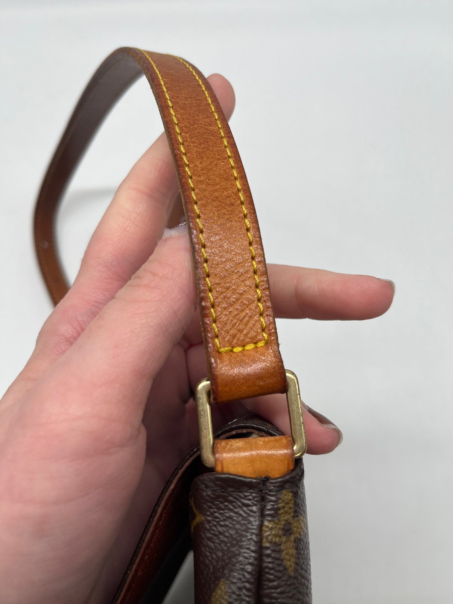 Handbag Luxury Designer By Louis Vuitton, Size: Medium