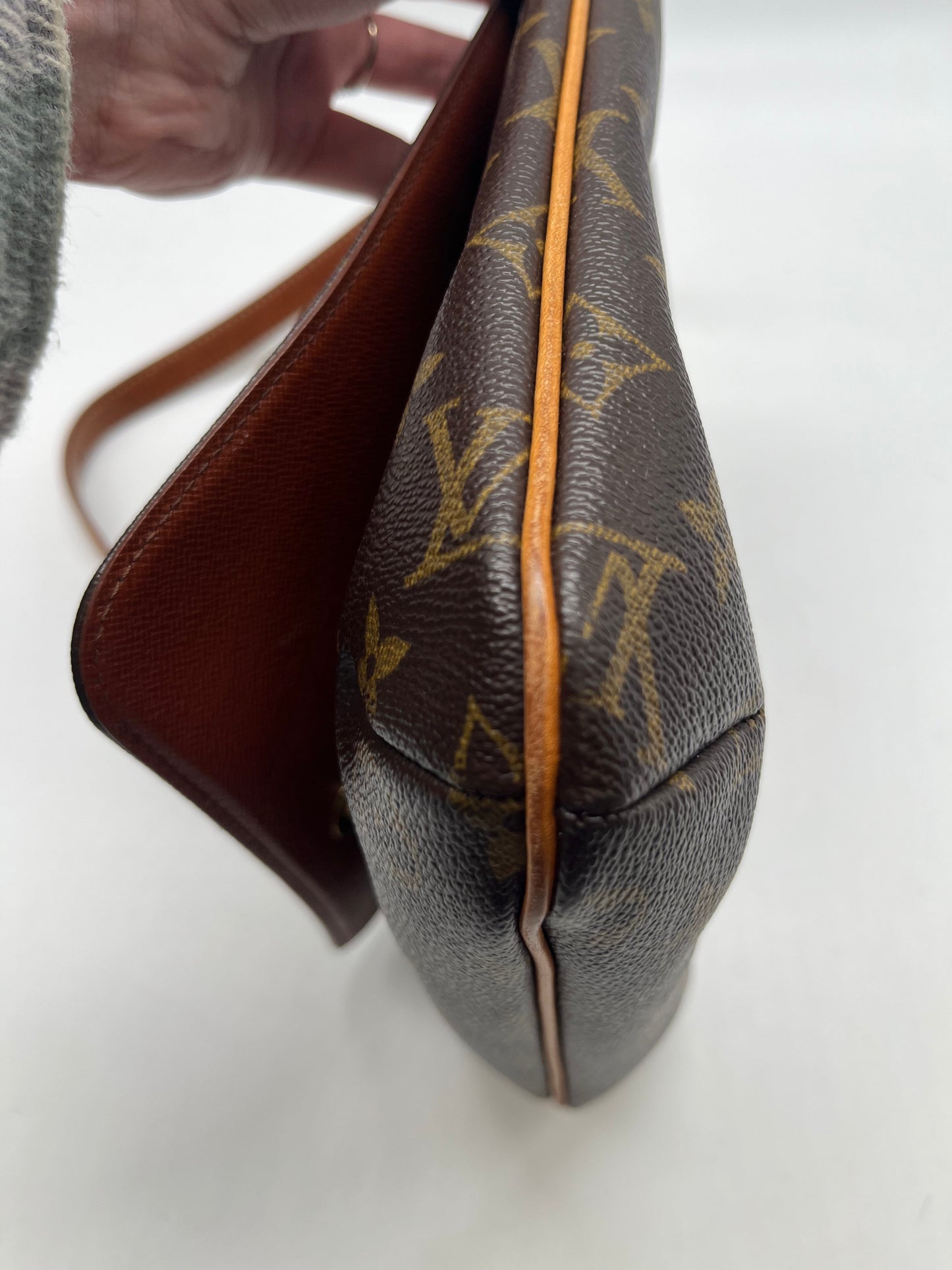 Handbag Luxury Designer By Louis Vuitton, Size: Medium