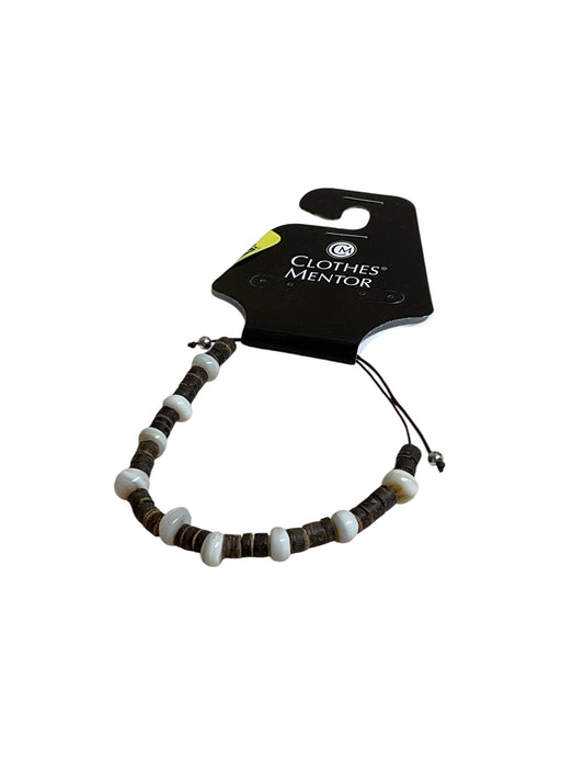 Bracelet Beaded By Clothes Mentor In Brown & Cream