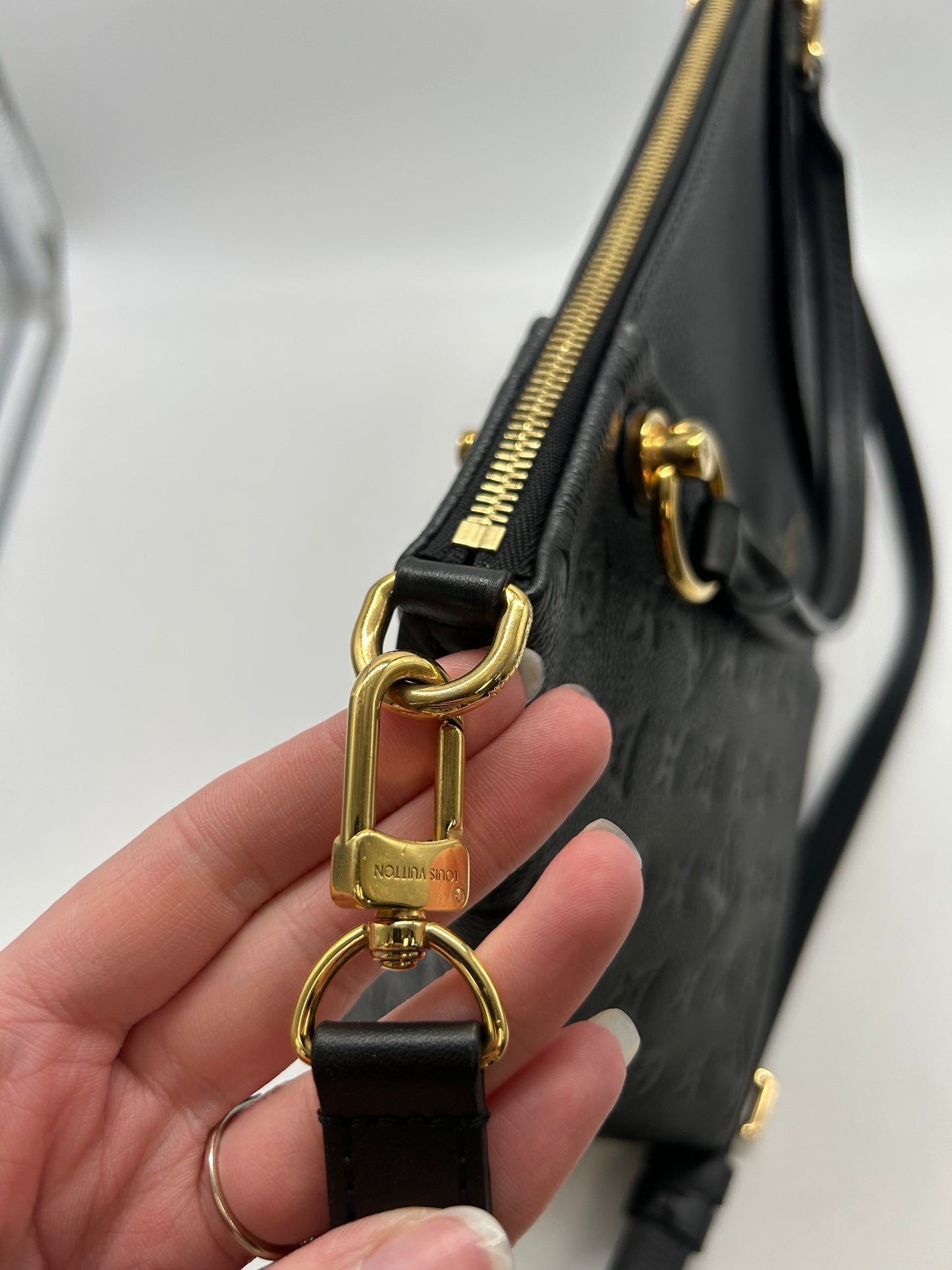 Handbag Luxury Designer By Louis Vuitton, Size: Medium