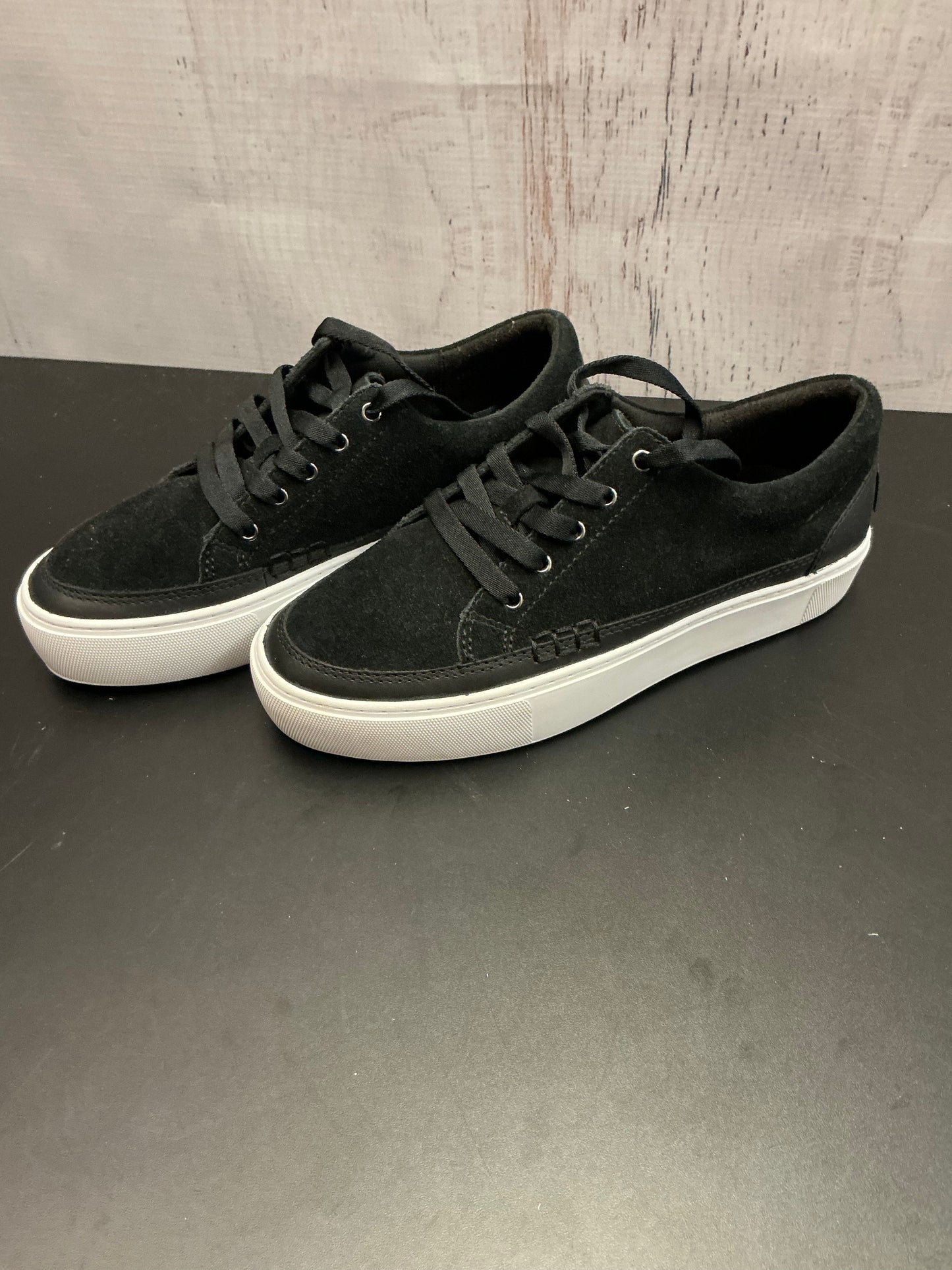 Shoes Designer By Ugg In Black, Size: 6.5