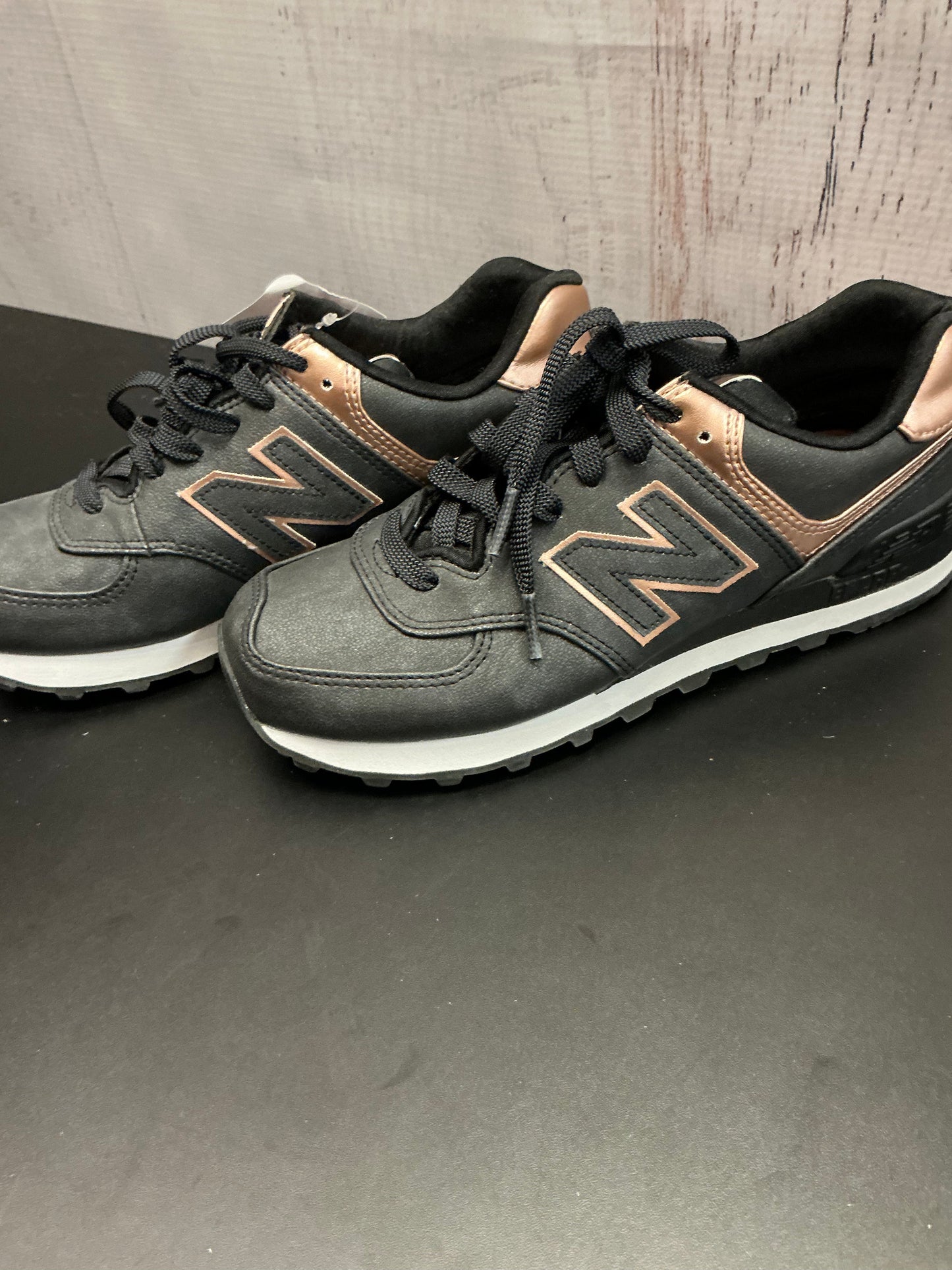 Shoes Athletic By New Balance In Black & Gold, Size: 6.5