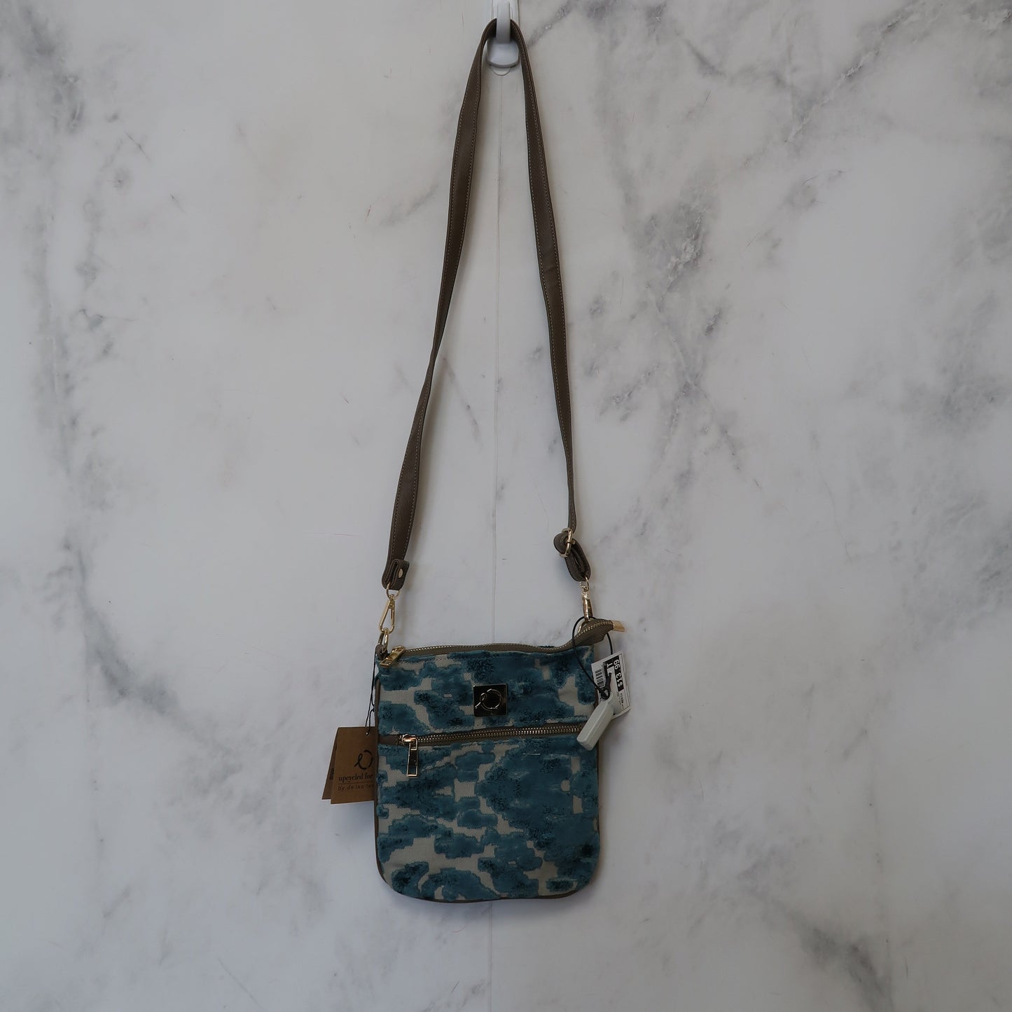 Crossbody By Clothes Mentor  Size: Medium