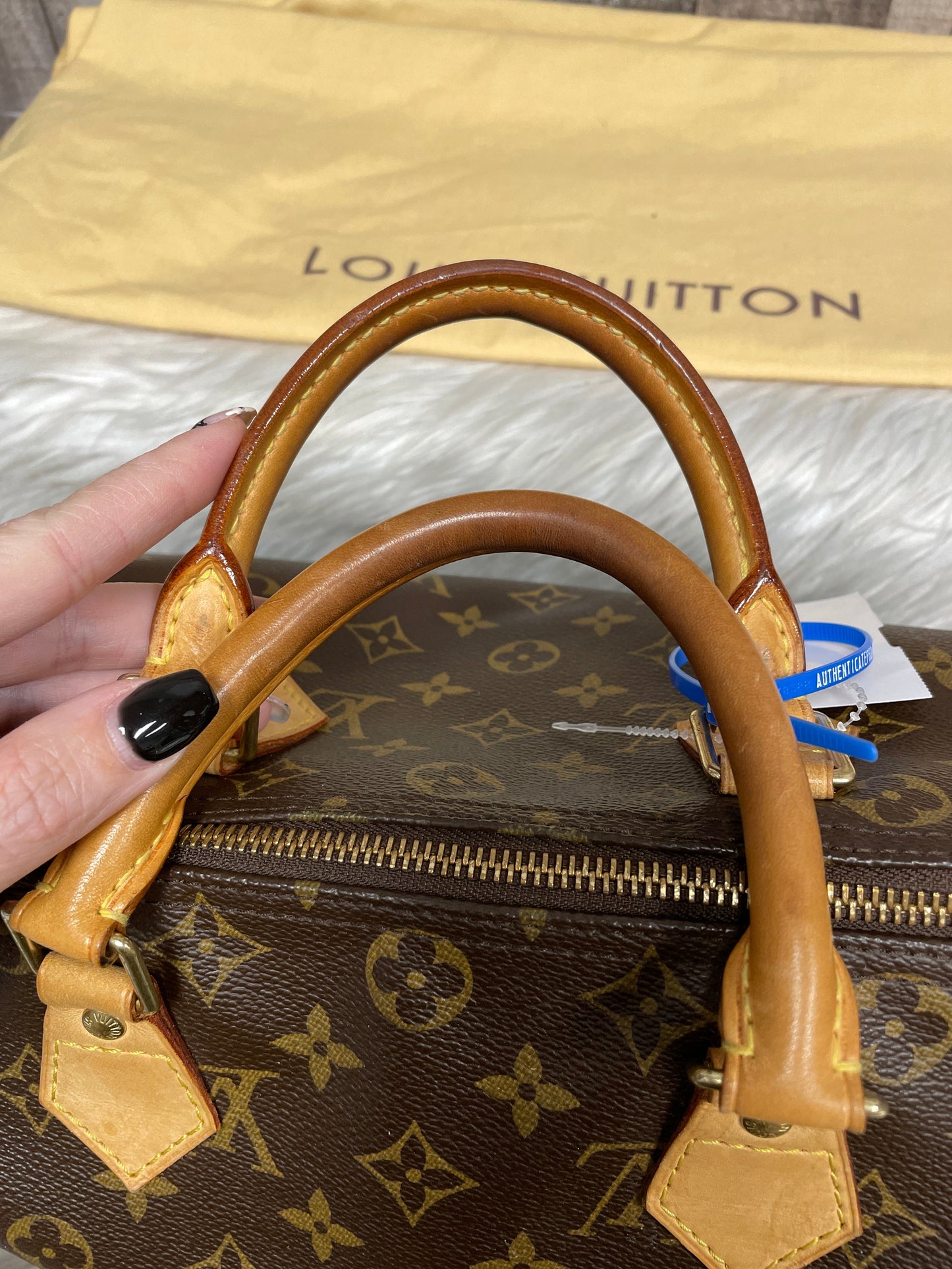 Handbag Luxury Designer By Louis Vuitton O  Size: Medium